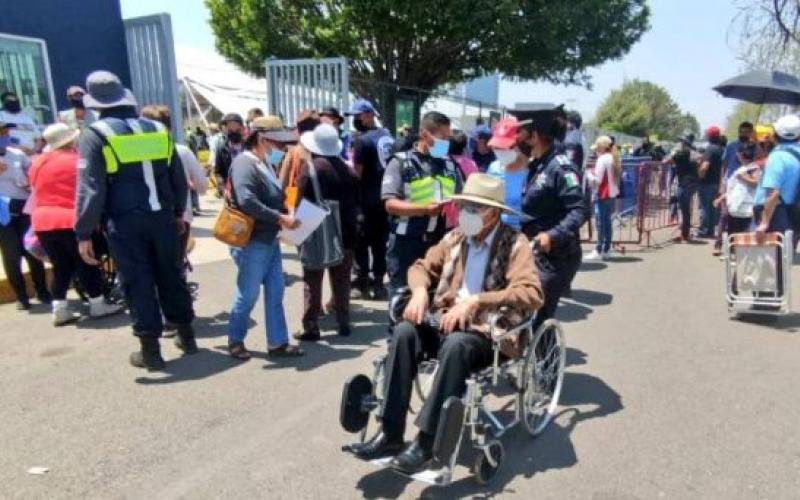  Mujer de tercera edad fallece cuando hacía fila para vacunarse en Puebla