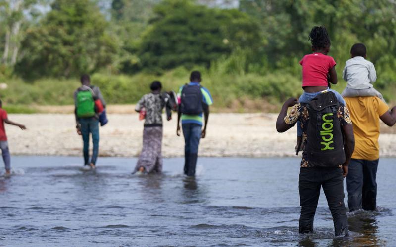 En aumento, niños migrantes cruzan peligrosa jungla panameña