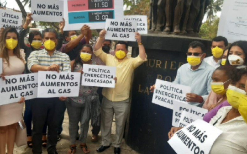 Protestan perredistas contra el alza de gasolina y gas en Veracruz