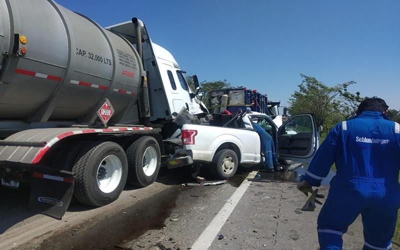 Por varias horas permaneció cerrado el tránsito en los dos sentidos de la carretera Costera del Golfo Villahermosa-Coatzacoalcos