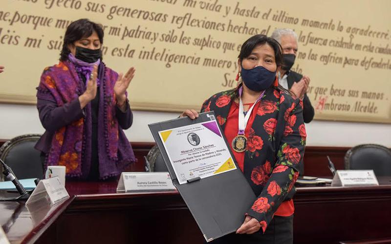 En un evento simbólico a fin de acatar todas las medidas sanitarias, el presidente municipal Hipólito Rodríguez Herrero manifestó que en el gobierno municipal siempre dará un justo reconocimiento a las representantes de las mujeres xalapeñas más destacada