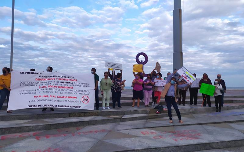 Maestros jubilados y pensionados se manifestaron en el puerto de Veracruz contra la Suprema Corte de Justicia de la Nación 