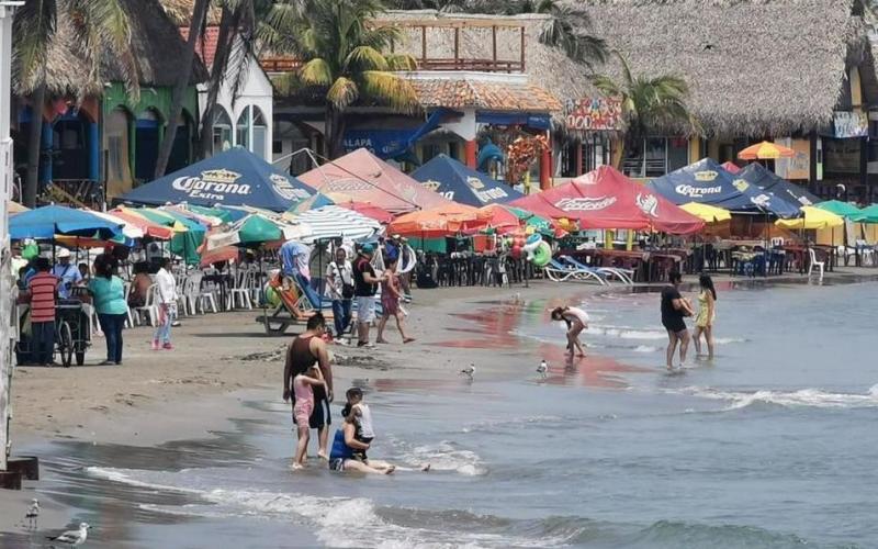  Gran cantidad de turistas llegan a playas de Boca del Río 