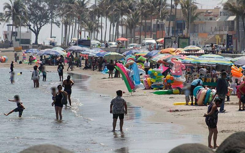Boca del Río restringe playas... pero Villa del Mar aglomera bañistas