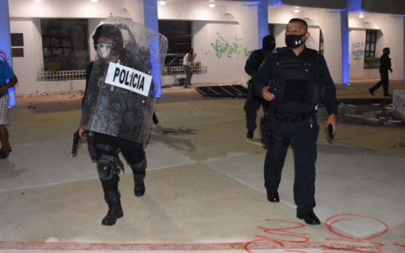  Vinculan a proceso a 11 expolicías por agresión durante marcha feminista en Cancún