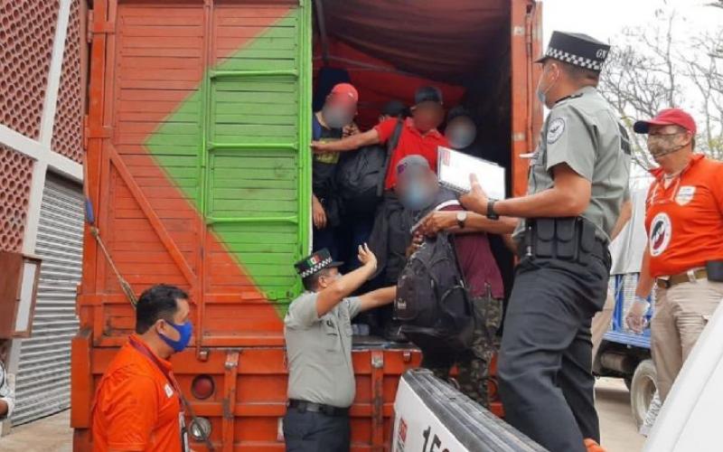 En Chiapas fueron rescatados 329 centroamericanos que viajaban en camiones