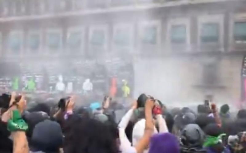   Grupo de manifestantes feministas tiran vallas colocadas en Palacio Nacional