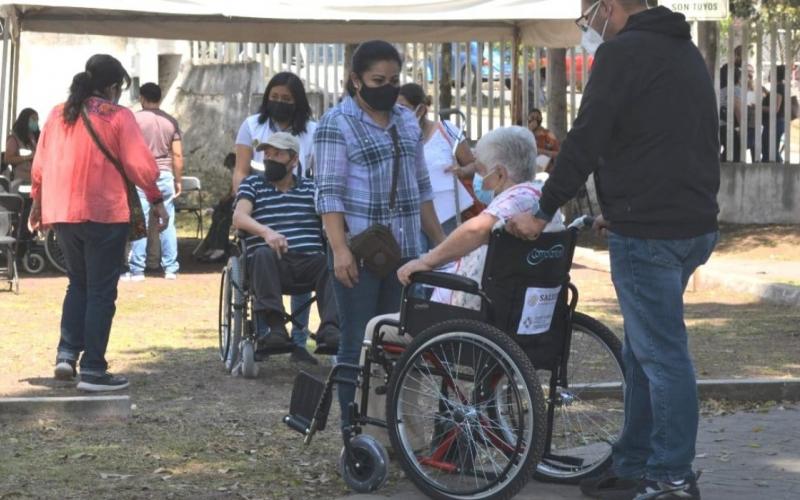 Adultos mayores con discapacidad en Xalapa son trasladados gratis a puntos de vacunación COVID