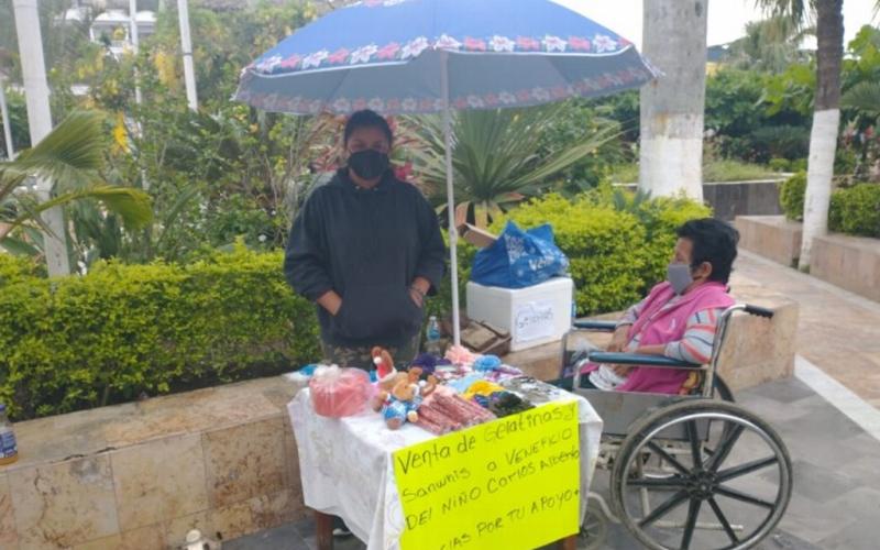 Padres de niño picado por serpiente vende gelatinas para solventar gastos 