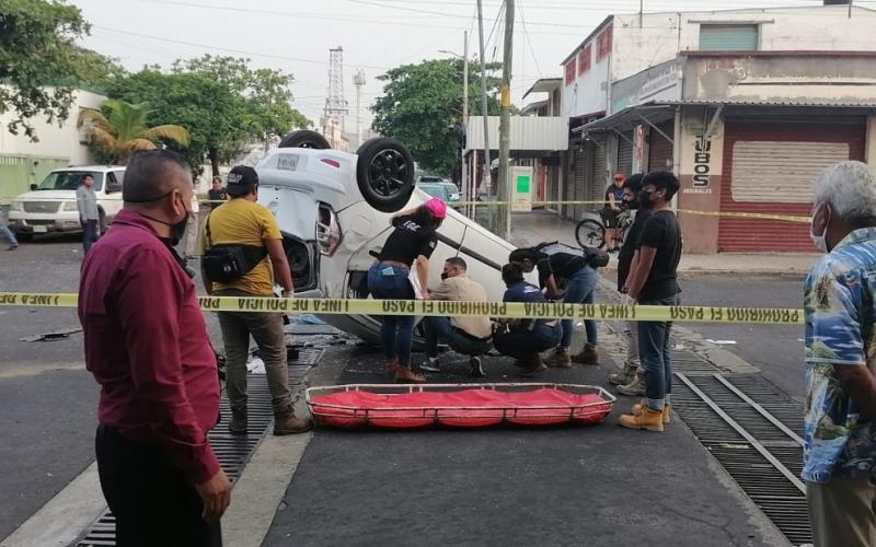 Señalan que auto que volcó y dejó un muerto en centro de Veracruz iba en sentido contrario