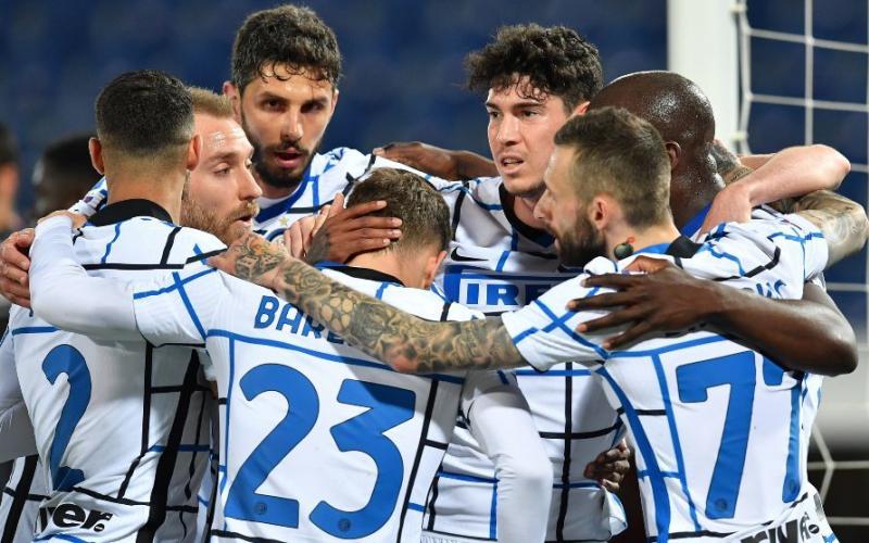 En el tercer puesto se situó el Atalanta con 58 unidades tras vencer 3-2 al Udinese, con goles de los colombianos Luis Muriel (19 y 43) y Duván Zapata (61).