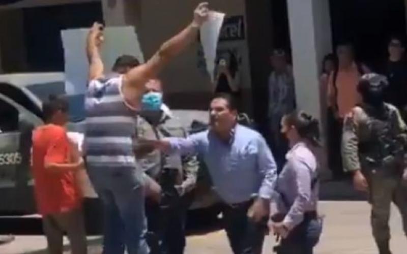 El  gobernador de Michoacán agrede a manifestante en Aguililla