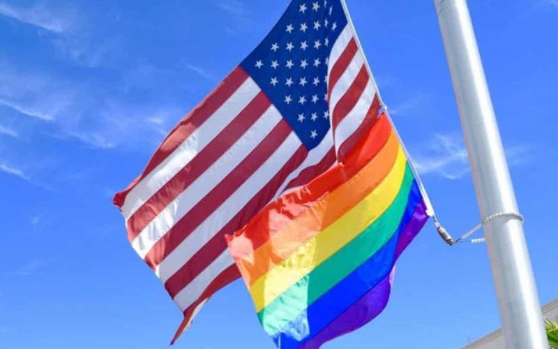  Autoriza EEUU a sus embajadas la bandera del orgullo LGBT