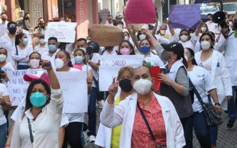 Exigen vacuna, trabajadores del Hospital Civil de Coatepec, laboran bajo protesta