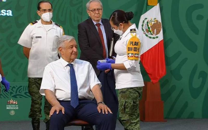 López Obrador recibe vacuna contra Covid-19 en Palacio Nacional