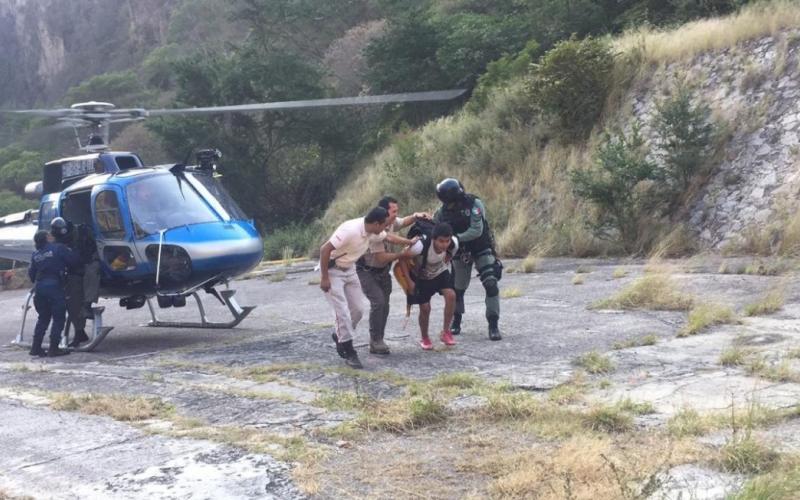 Helicóptero rescata a dos sujetos baleados en barranca de Jalisco