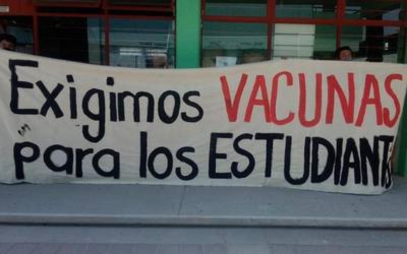 Protestan estudiantes en Xalapa, Veracruz; también quiere vacuna contra COVID-19