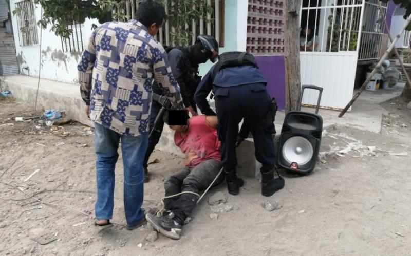 Amarran a un poste a presunto ladrón en Predio La Loma, en Veracruz