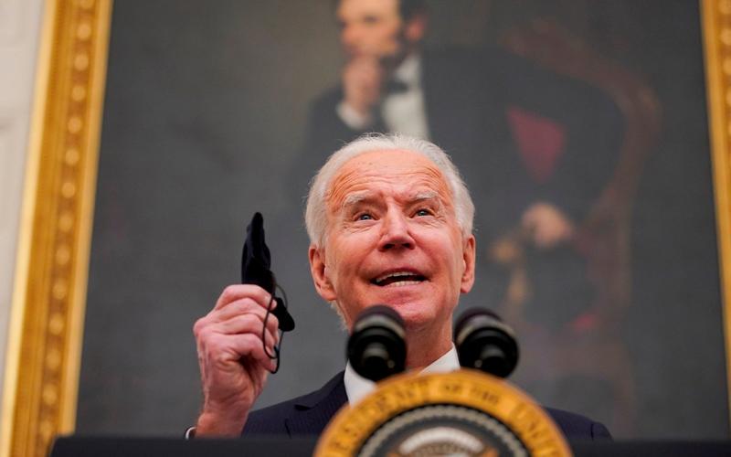 Presidente estadounidense Biden adelantara fecha para ampliar vacunación para adultos