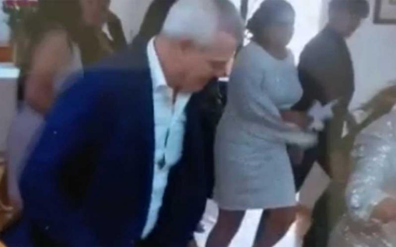  Javier Aguirre es separado de Rayados por andar bailando