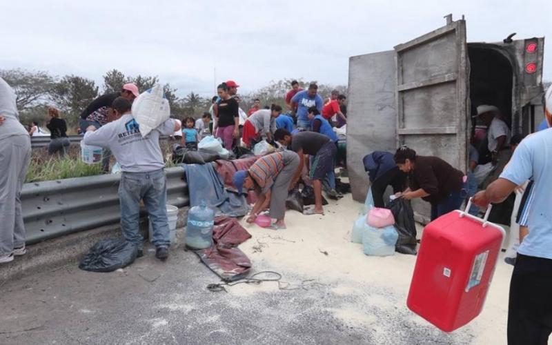 Habitantes hacen rapiña, tras volcadura de tráiler de azúcar en la Veracruz-Cardel