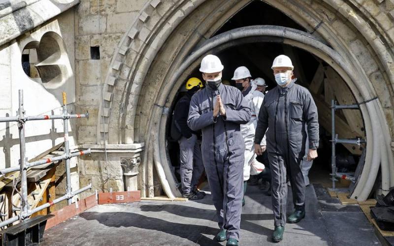 Emmanuel Macron visita catedral Notre Dame a dos años del incendio