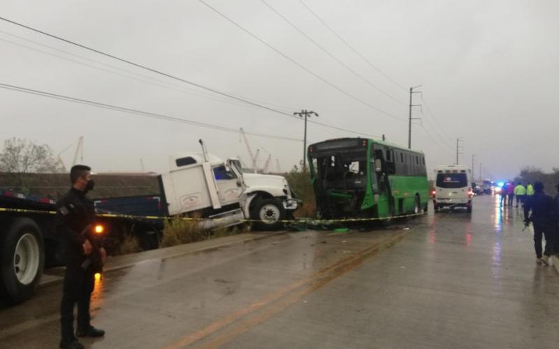 Autobús y tráiler chocan en la Anáhuac-Puente Prieto, hay 20 lesionados y un probable fallecido