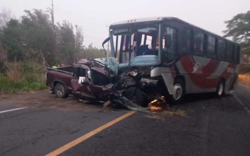  Camioneta y autobús de pasajeros chocan  en Veracruz, hay seis lesionados y 2 muertos