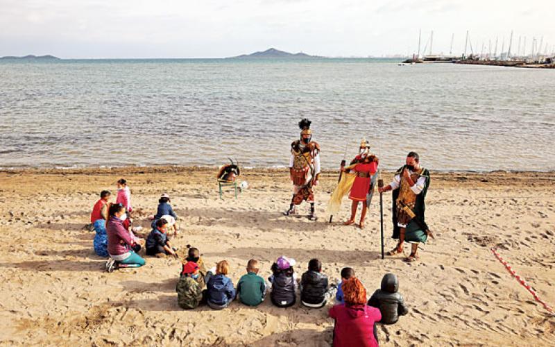 Niños toman clases a la orilla del mar en España