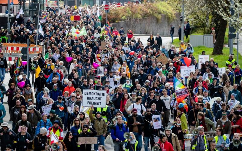 La gente participa en una manifestación de la iniciativa "Querdenken" en el centro de la ciudad de Stuttgart, Alemania, el sábado 3 de abril de 2021