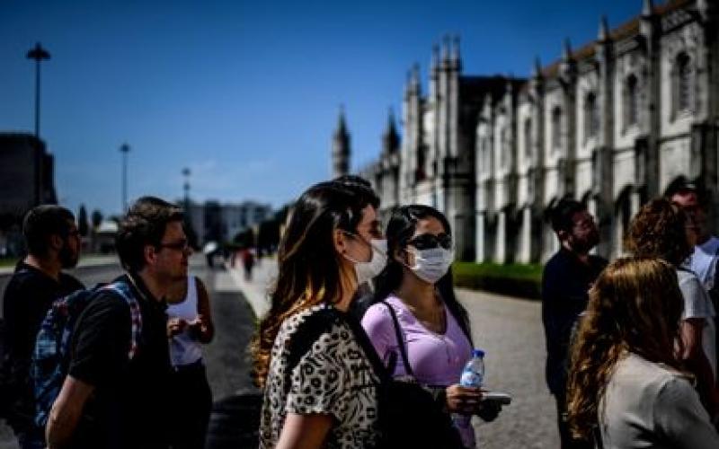 Turistas en el Monasterio de los Jerónimos en Lisboa, Portugal.