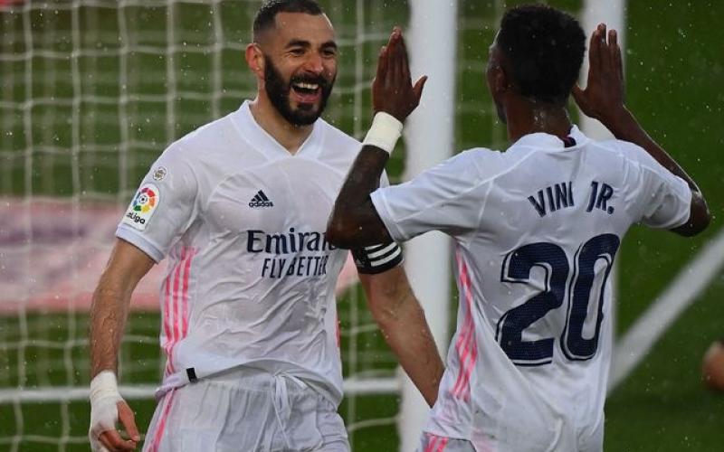 Karim Benzema, del Real Madrid, celebra su gol en el partido ante el Eibar.