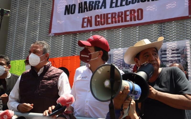 Félix Salgado Macedonio (a la derecha), aspirante a gobernador de Guerrero, durante una protesta frente a la sede del Tribunal Electoral del Poder Judicial de la Federación el pasado 7 de abril. 