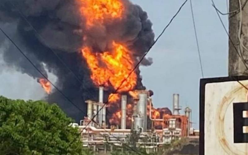 Fuerte incendio se registró en bomba de refinería en Minatitlán