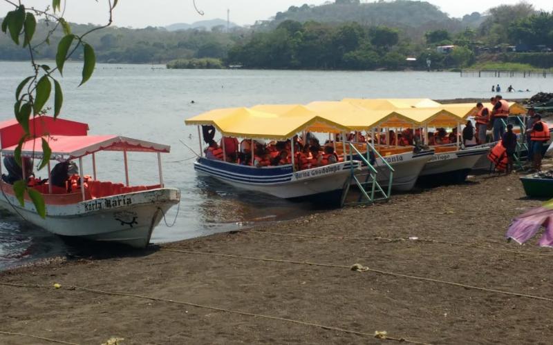 En Catemaco lancheros condenan incremento en los permisos náuticos