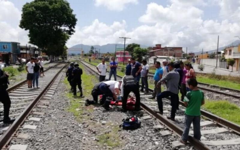 Rescatan a mujer migrante que cayó del tren en Orizaba; la reportan grave