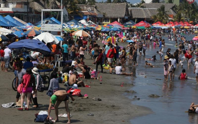 Turistas llenan playas de Boca del Rio y Veracruz, aun con pandemia