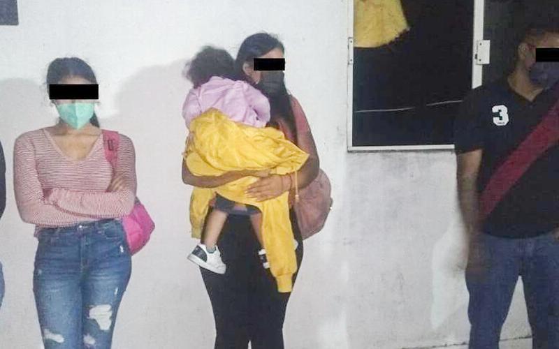 71 migrantes rescatados con 3 polleros detenidos en Veracruz