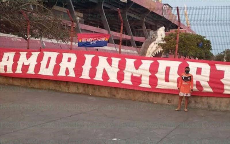 Aficionados recuerdan el 78 aniversario de los Tiburones Rojos