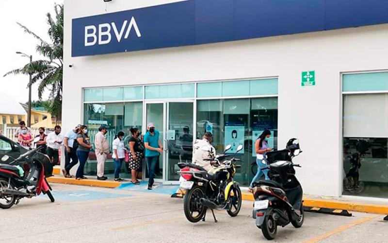 El atraco se registró mientras el ciudadano hacía fila afuera de la sucursal bancaria BBVA Bancomer y fue amenazado por dos hombres armados