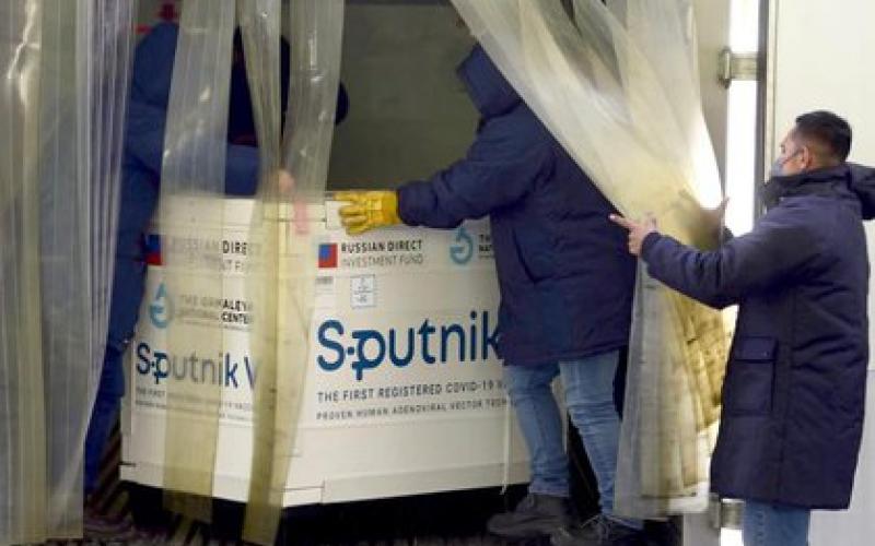  Ebrard visita Rusia para negociar envasado Sputnik V en México