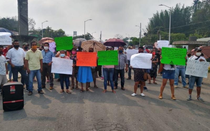 Artesanos y comerciantes mantienen bloqueos en carretera Poza Rica, piden apertura de “El Tajín”