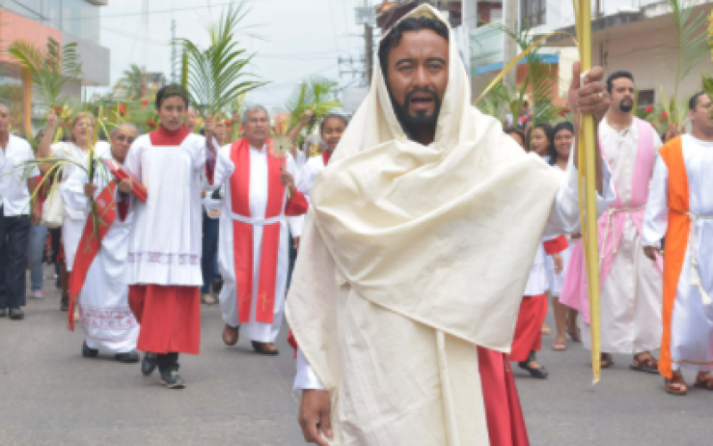 La Iglesia de San Martin Obispo realizo viacrucis con restricciones