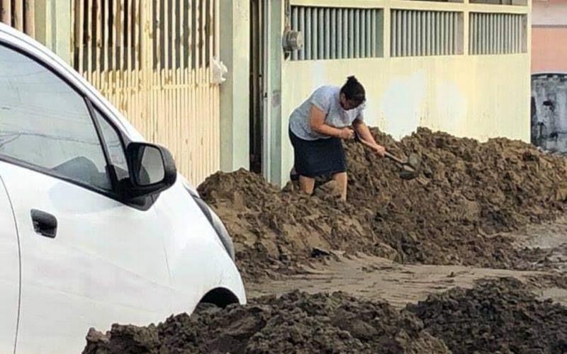 Hasta medio metro entró el lodo a las casas tras deslave