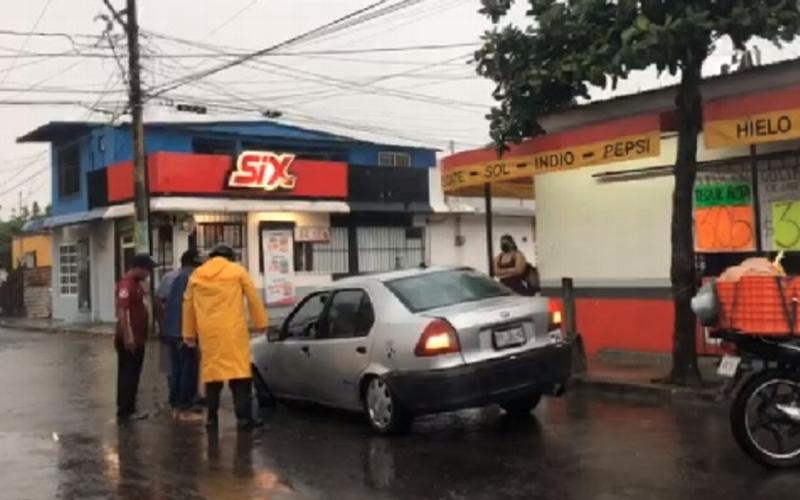 Tres carros caen en alcantarilla en el Vergel ante encharcamiento en la zona 