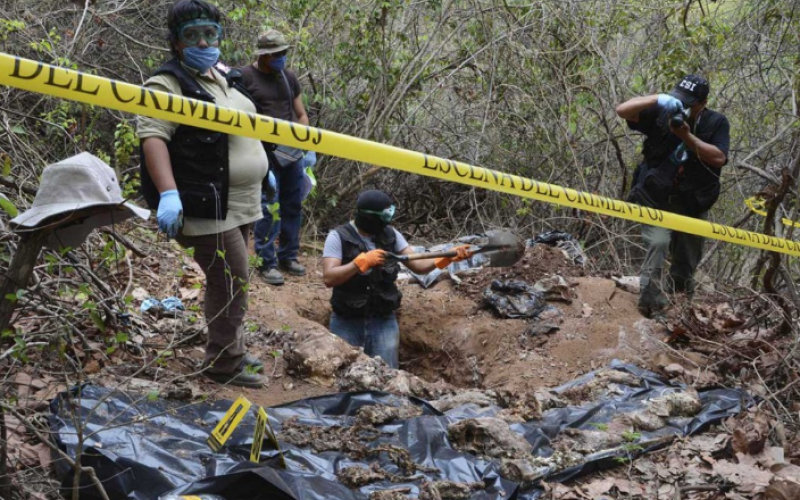 Exhuman tres cuerpos de fosa clandestina en Chocamán