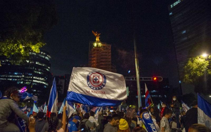 Aficionados de Cruz Azul arman fiesta en el Ángel de la Independencia