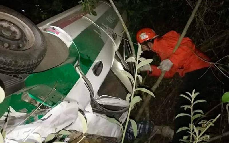 Dos muertos y un lesionado tras volcar y caer a desnivel un taxi en Xalapa