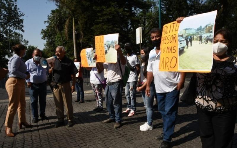 Ambulantes insisten en descuentos en el pago de agua, bloquean centro de Xalapa