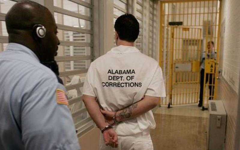 Ataque entre reclusos en una prisión de Alabama EEUU, deja 3 muertos